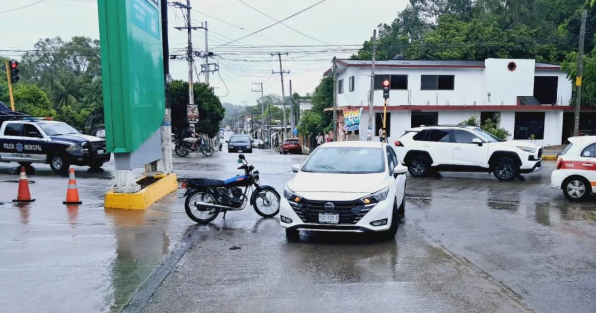 Motociclista sale de una gasolinera y choca con un auto en Tuxpan