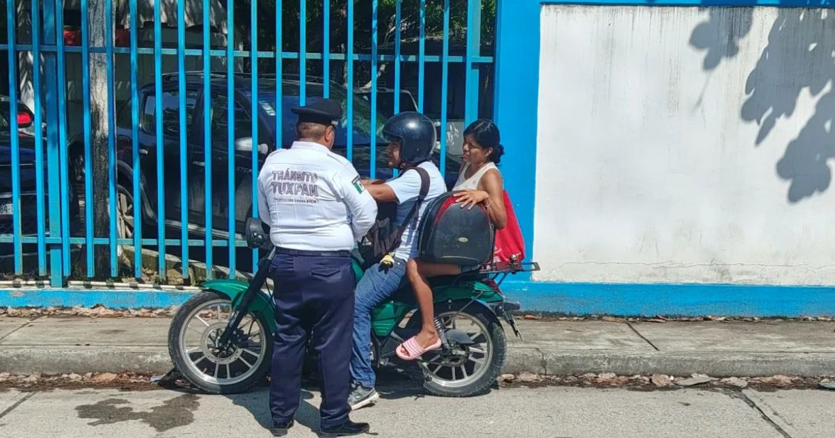 Refuerzan revisiones a motociclistas en Tuxpan; checan casco, papeles y pasajeros