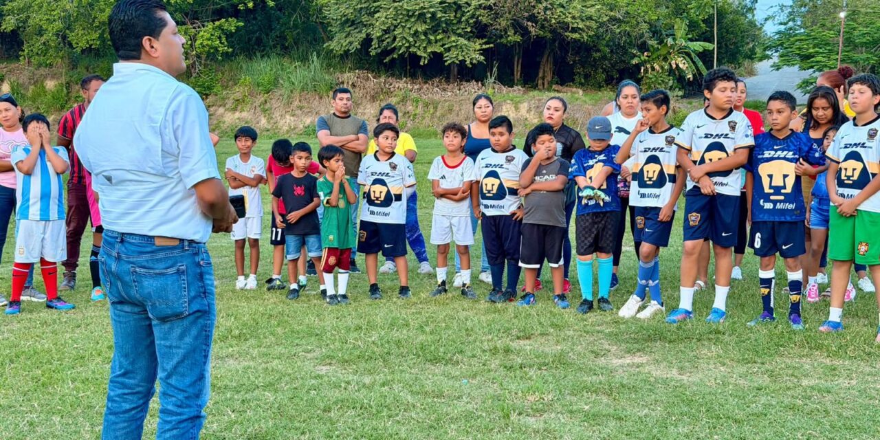 René Cruz Cortés entrega uniformes a pequeños futbolistas del equipo DC Guzmán