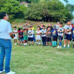 René Cruz Cortés entrega uniformes a pequeños futbolistas del equipo DC Guzmán