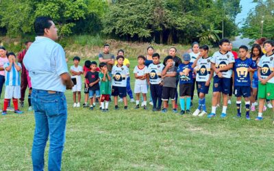 René Cruz Cortés entrega uniformes a pequeños futbolistas del equipo DC Guzmán