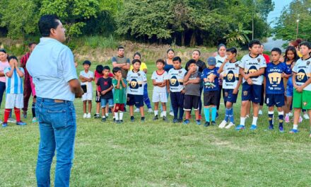René Cruz Cortés entrega uniformes a pequeños futbolistas del equipo DC Guzmán