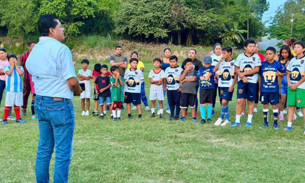 René Cruz Cortés entrega uniformes a pequeños futbolistas del equipo DC Guzmán