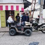 Se pasa el alto en cuatrimoto y choca con motociclista en la Rosa María
