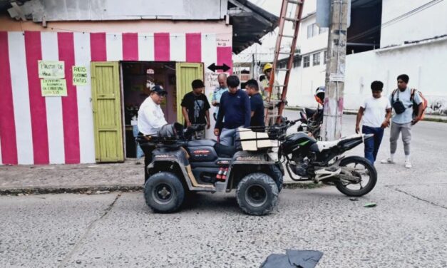 Se pasa el alto en cuatrimoto y choca con motociclista en la Rosa María