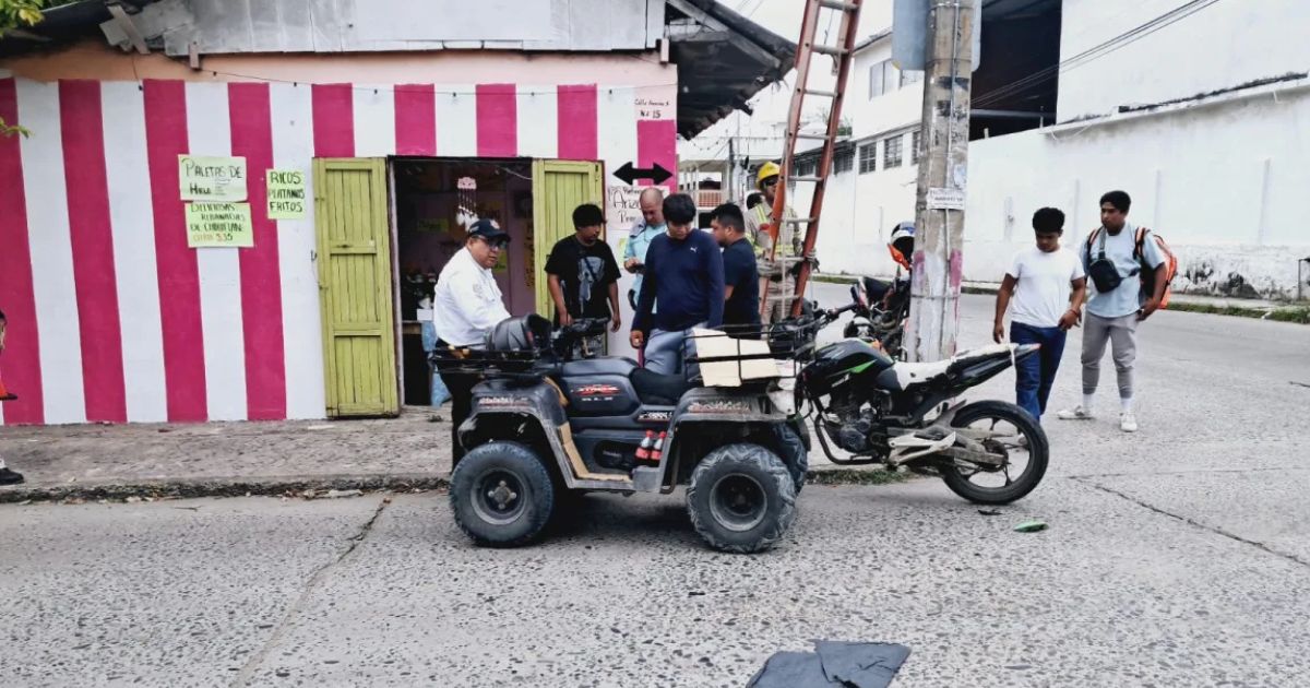 Se pasa el alto en cuatrimoto y choca con motociclista en la Rosa María