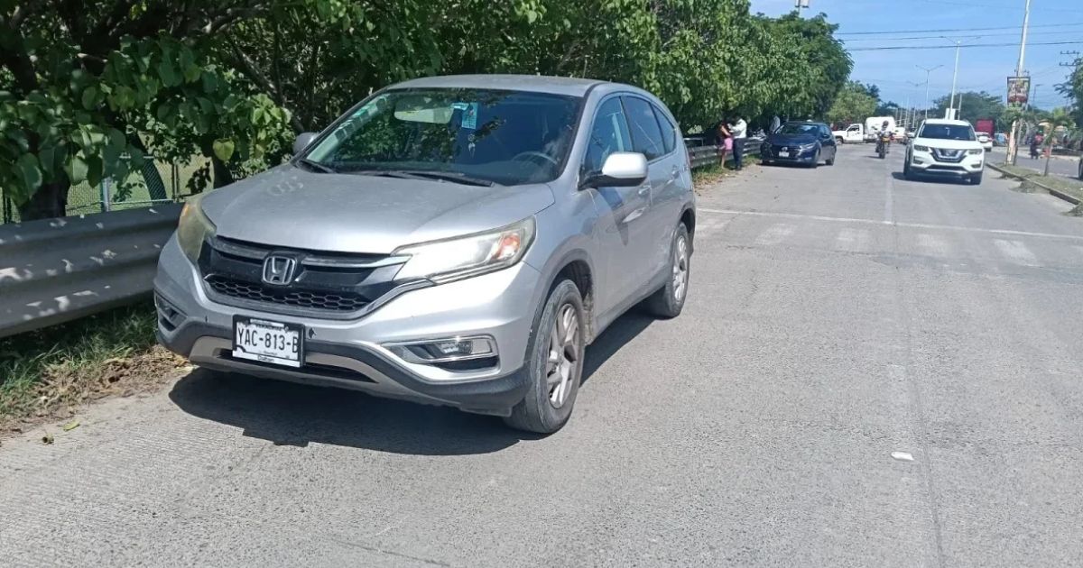 Se pasa el alto y choca contra camioneta en la colonia Los Pinos