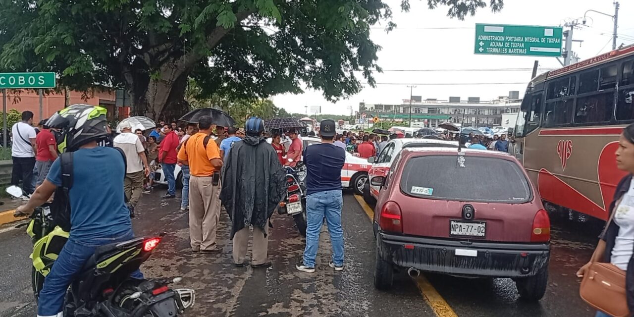 TAXISTAS BLOQUEAN EL PUENTE TUXPAN TRAS OPERATIVO DE TRANSPORTE PÚBLICO