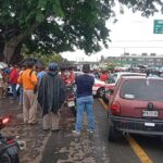 TAXISTAS BLOQUEAN EL PUENTE TUXPAN TRAS OPERATIVO DE TRANSPORTE PÚBLICO