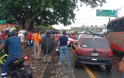 TAXISTAS BLOQUEAN EL PUENTE TUXPAN TRAS OPERATIVO DE TRANSPORTE PÚBLICO