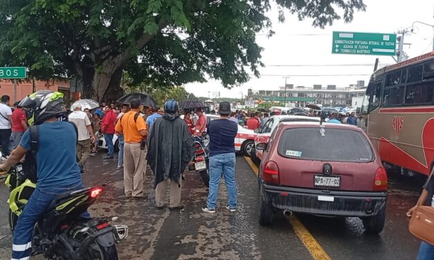 TAXISTAS BLOQUEAN EL PUENTE TUXPAN TRAS OPERATIVO DE TRANSPORTE PÚBLICO