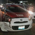 Taxi 1368 choca contra una camioneta en la colonia 17 de Octubre
