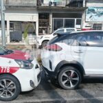 Taxi 778 choca por alcance contra camioneta en Las Américas