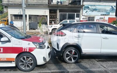 Taxi 778 choca por alcance contra camioneta en Las Américas