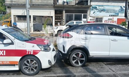 Taxi 778 choca por alcance contra camioneta en Las Américas