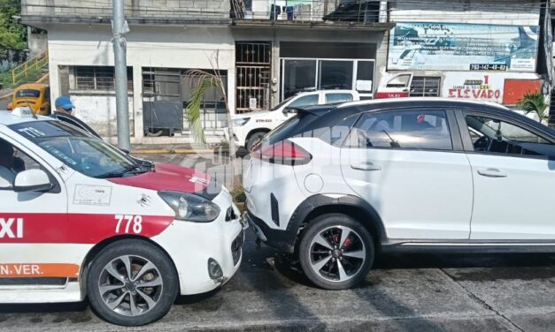 Taxi 778 choca por alcance contra camioneta en Las Américas