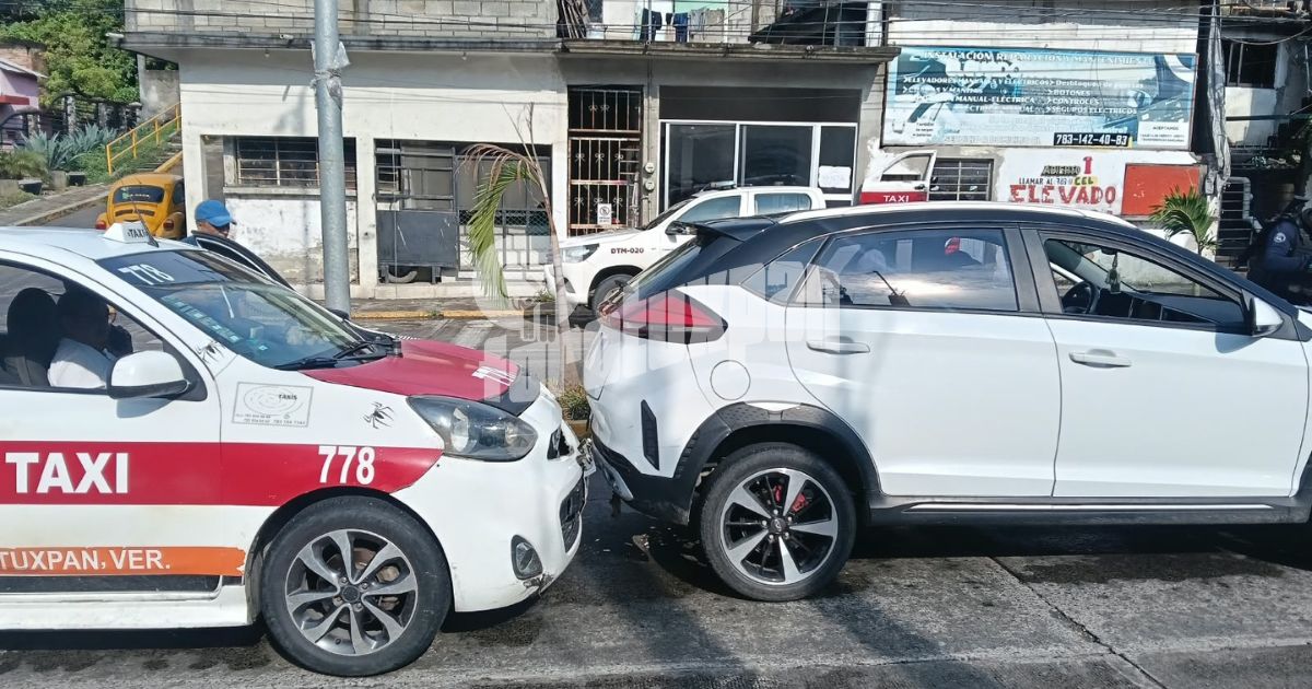 Taxi 778 choca por alcance contra camioneta en Las Américas