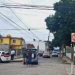 Taxi se pasa el alto y provoca choque en la colonia del Valle; no hubo lesionados