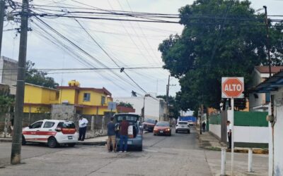 Taxi se pasa el alto y provoca choque en la colonia del Valle; no hubo lesionados