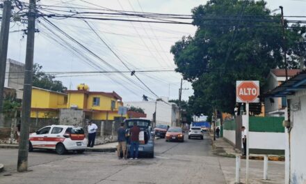 Taxi se pasa el alto y provoca choque en la colonia del Valle; no hubo lesionados