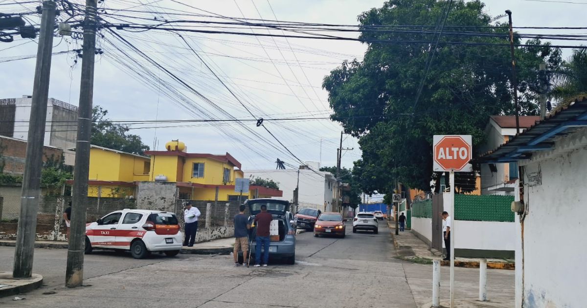 Taxi se pasa el alto y provoca choque en la colonia del Valle; no hubo lesionados