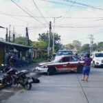 ¡El mañanero! Taxi y moto chocan en Las Américas; dos lesionados