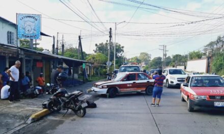 ¡El mañanero! Taxi y moto chocan en Las Américas; dos lesionados