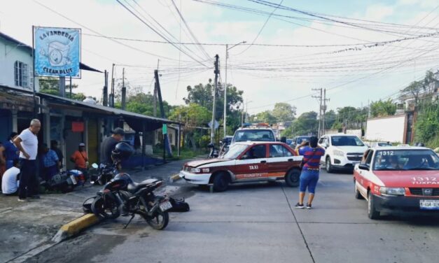 ¡El mañanero! Taxi y moto chocan en Las Américas; dos lesionados