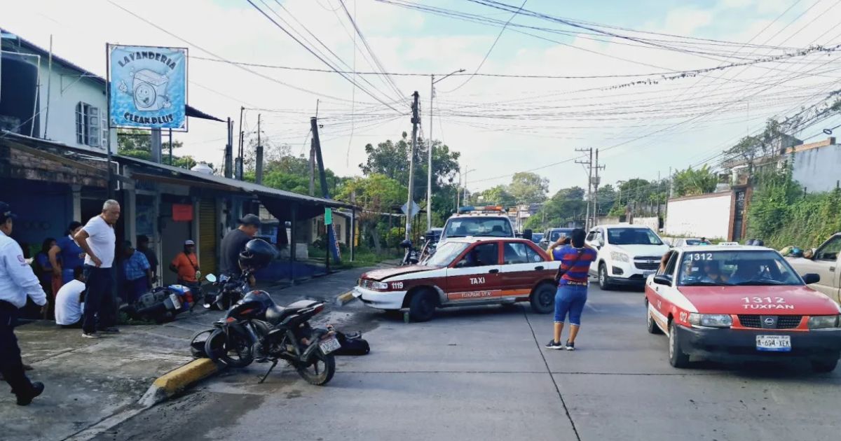 ¡El mañanero! Taxi y moto chocan en Las Américas; dos lesionados