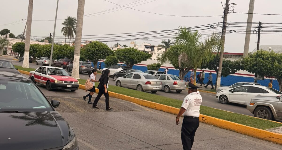 Desde temprano, Tránsito Municipal cuida la entrada a clases en Tuxpan
