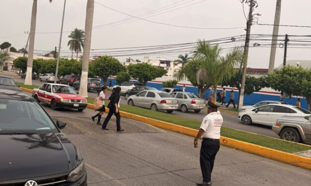 Desde temprano, Tránsito Municipal cuida la entrada a clases en Tuxpan