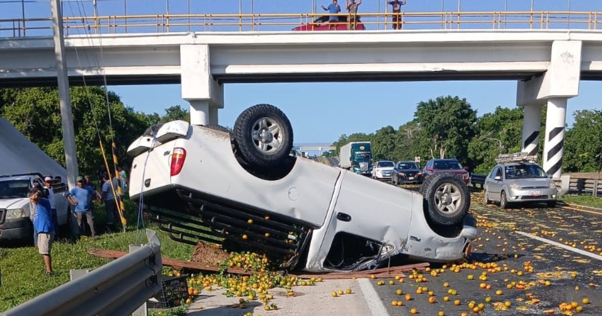Vuelca camioneta y deja regada su carga de mandarina en la México–Tuxpan