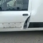 Abre puerta sin precaución y provoca choque