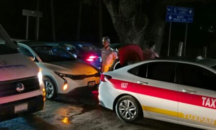 Choque entre auto y taxi complica el paso en el puente Tuxpan