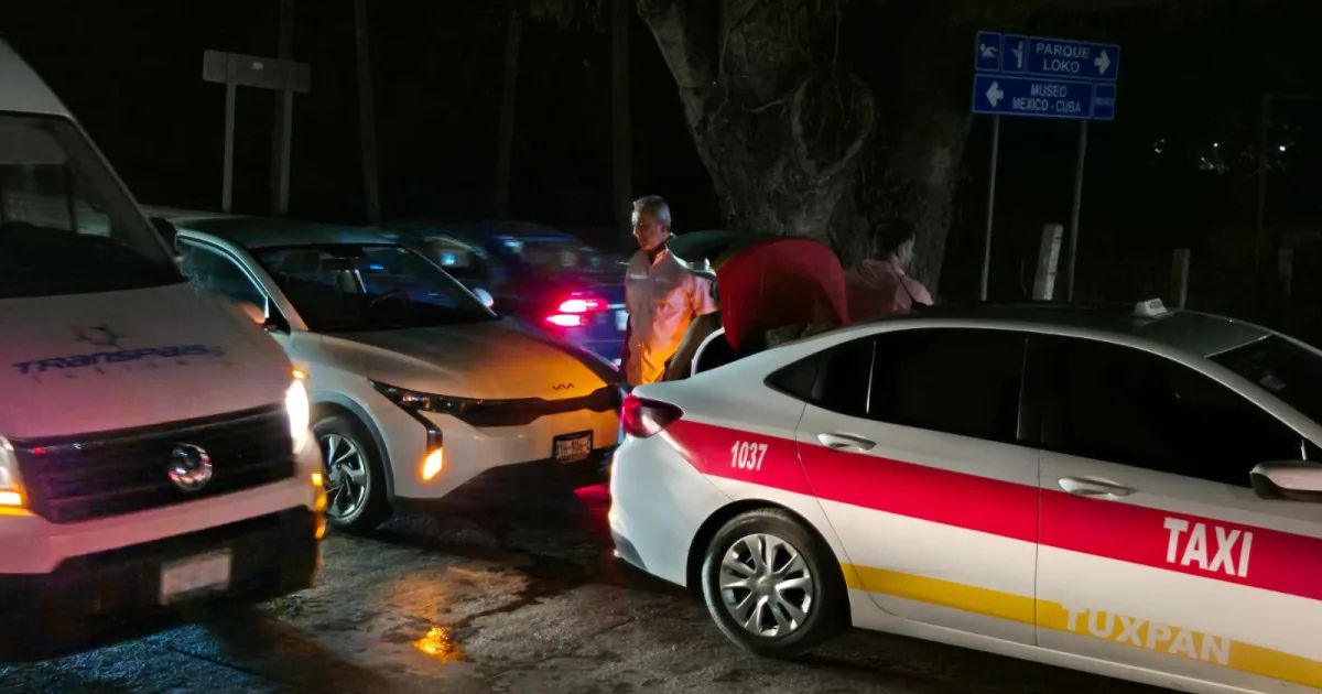 Choque entre auto y taxi complica el paso en el puente Tuxpan