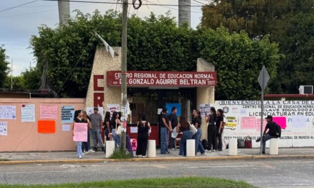 Normalistas levantan paro en Tuxpan; acuerdan espacio para clases y cero represalias