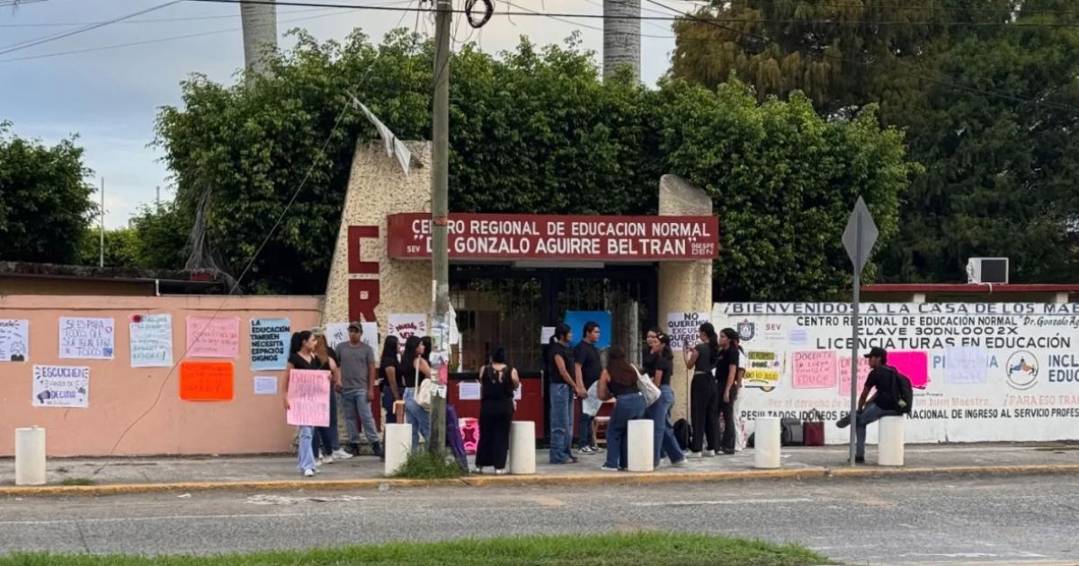 Normalistas levantan paro en Tuxpan; acuerdan espacio para clases y cero represalias